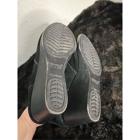 CROCS WOMEN'S LEIGH SUEDE WEDGE BOOTIE BLACK #203419 SIZE 9 - Picture 4 of 4